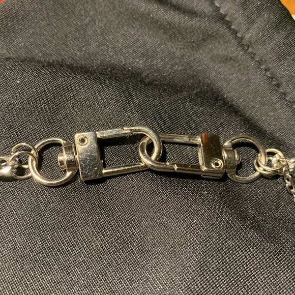 Silver brass knuckle-design safety pin necklace - Picture 3 of 7
